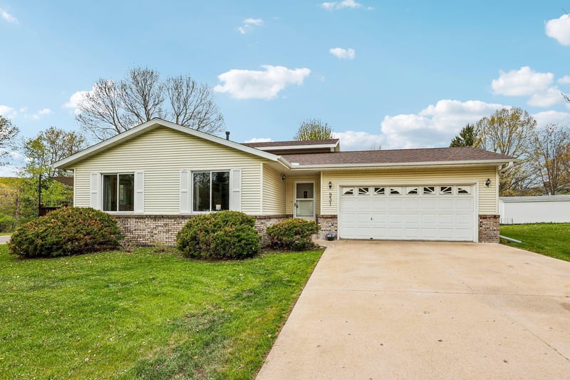 931 Chestnut St, Taylors Falls, MN 55084