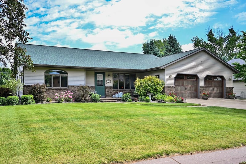 110 Benson Dr, Lewiston, MN 55952