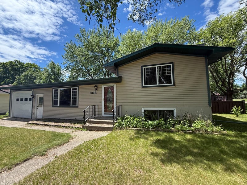 308 Sunset Ave, Detroit Lakes, MN 56501
