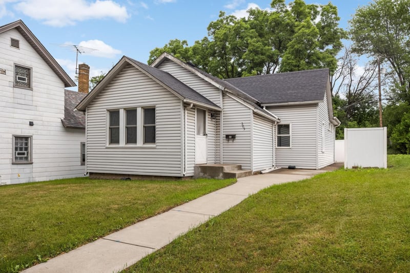 305 Lawson Ave E, Saint Paul, MN 55130