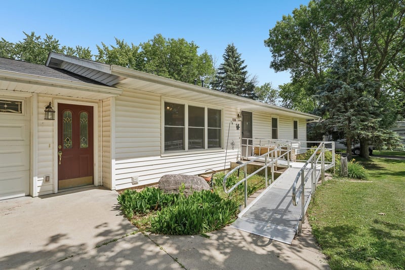 118 4th Ave NE, Lonsdale, MN 55046