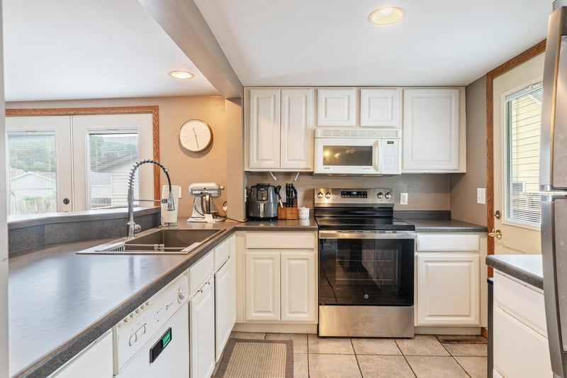 608 S 2nd St, La Crescent, MN 55947