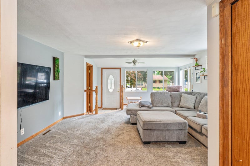 608 S 2nd St, La Crescent, MN 55947