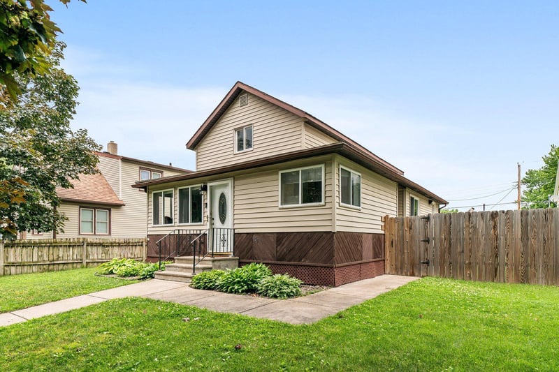 608 S 2nd St, La Crescent, MN 55947
