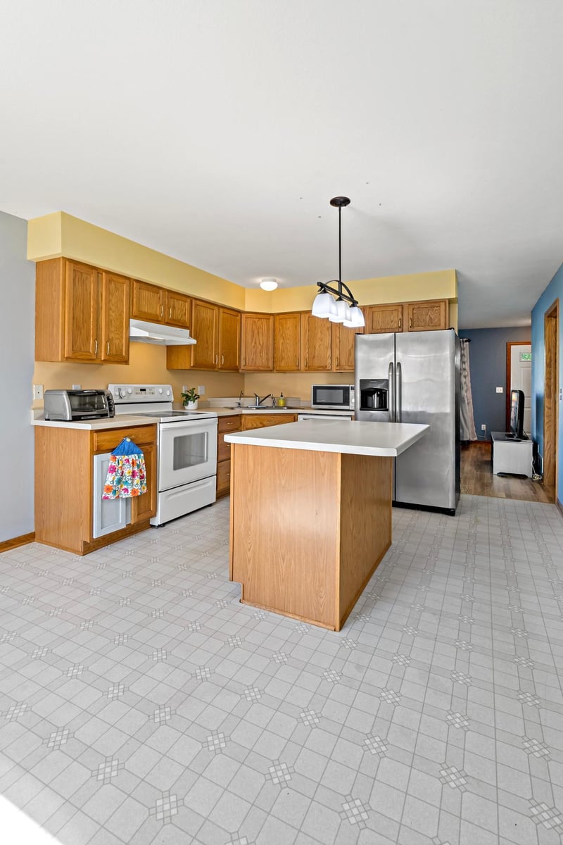 612 1st Ave NW, Osseo, MN 55369