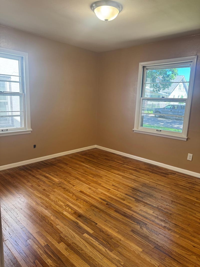 966 Hawthorne Ave E, Saint Paul, MN 55106
