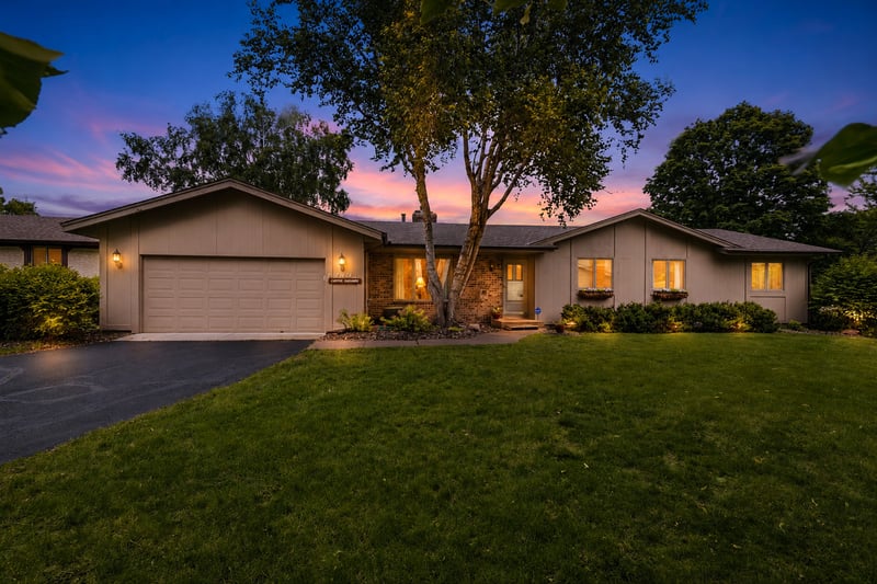 7474 Saratoga Dr, Chanhassen, MN 55317