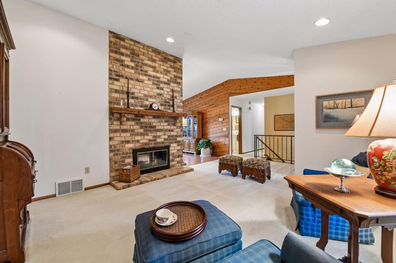 7474 Saratoga Dr, Chanhassen, MN 55317