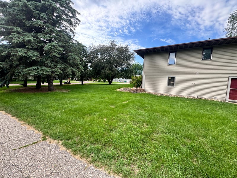 1525 Sayles Dr, Jackson, MN 56143