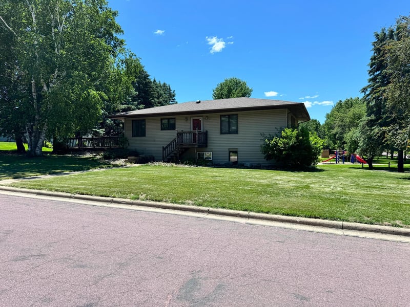 1525 Sayles Dr, Jackson, MN 56143