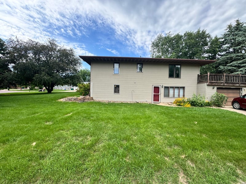1525 Sayles Dr, Jackson, MN 56143