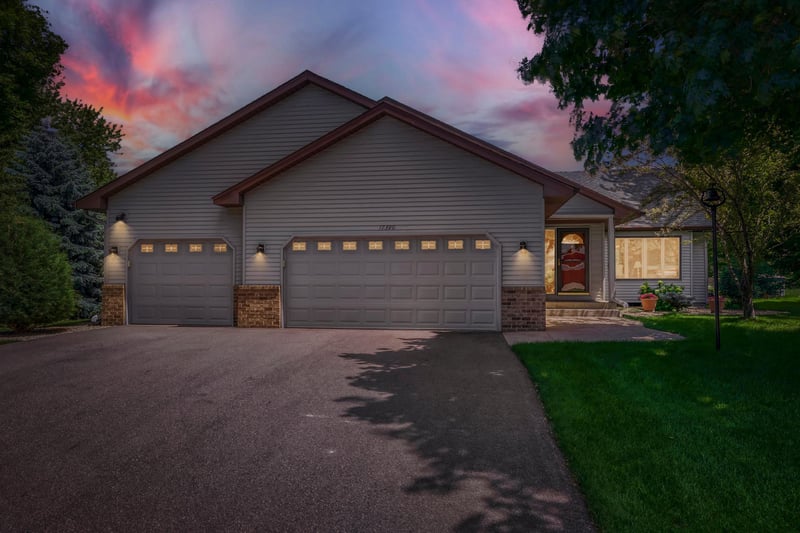 17390 Greenview Cir, Lakeville, MN 55044