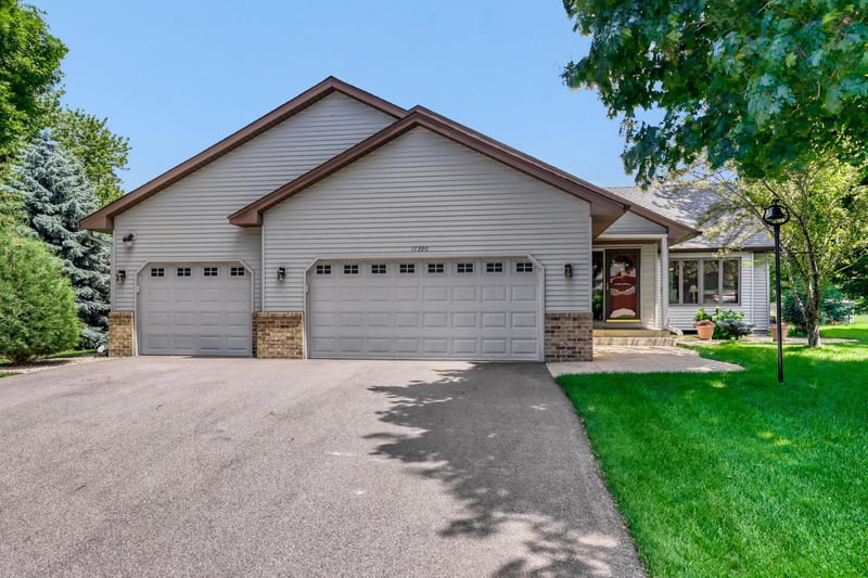 17390 Greenview Cir, Lakeville, MN 55044