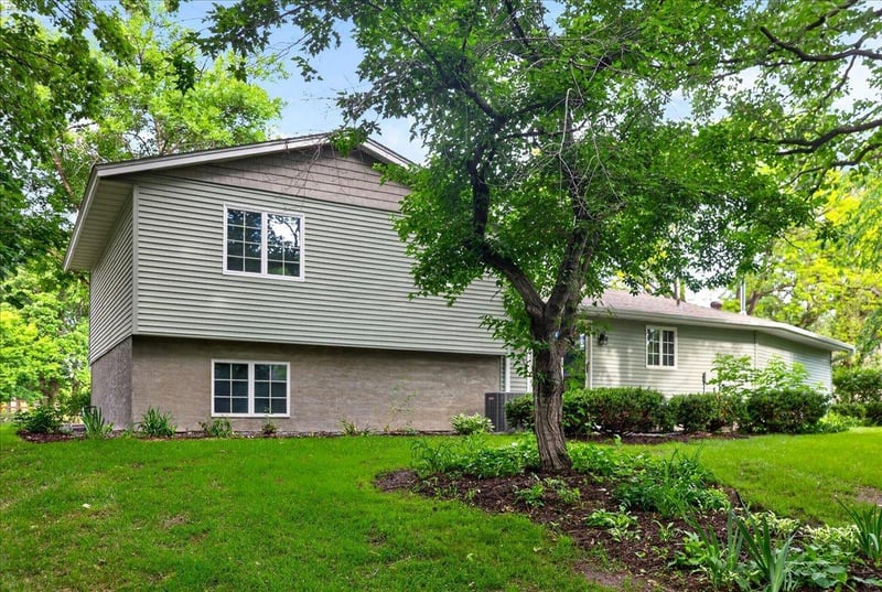 221 Jerry Liefert Dr, Monticello, MN 55362