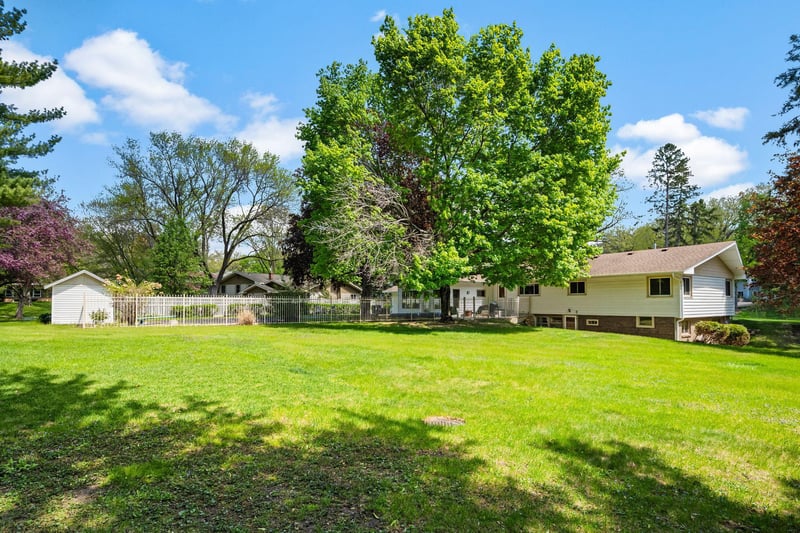 1125 Oakview Ln N, Plymouth, MN 55441
