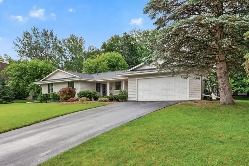 10351 Wildwood Cir, Bloomington, MN 55437