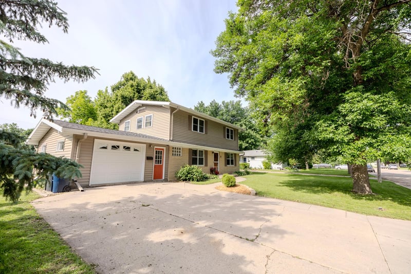 3 Sunnyslope Rd, Morris, MN 56267