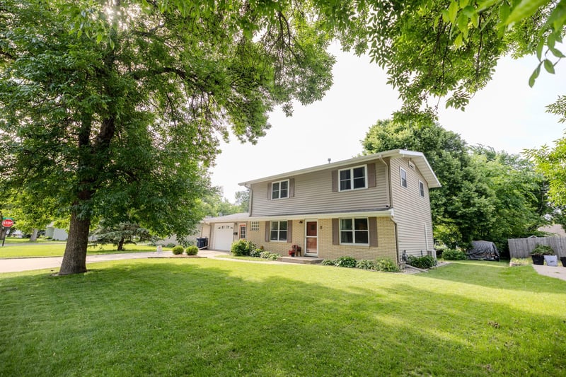 3 Sunnyslope Rd, Morris, MN 56267