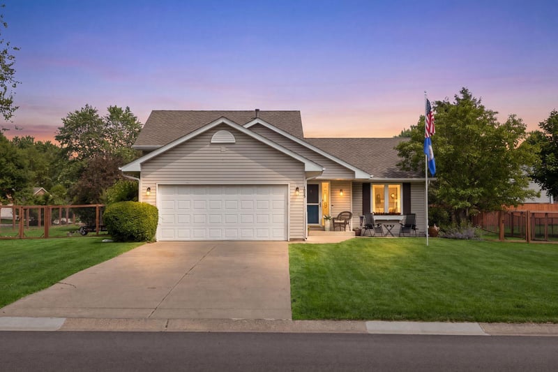 1049 Bonnieview Dr, Woodbury, MN 55129