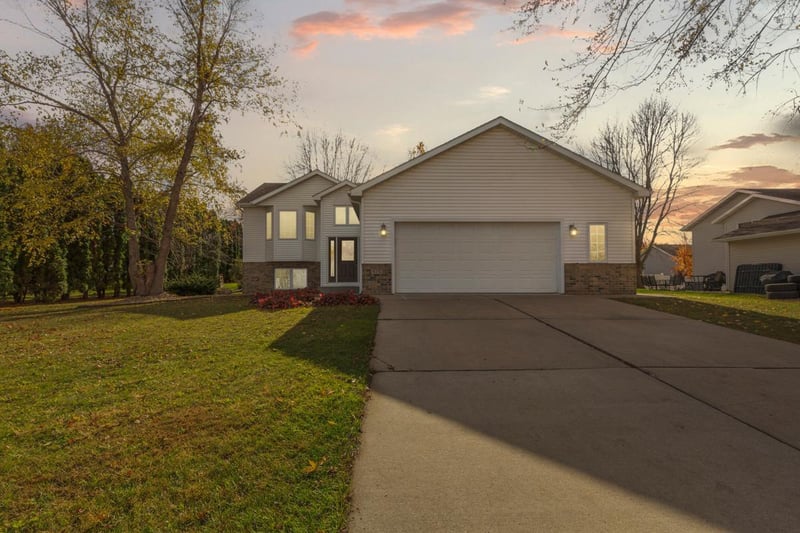 875 Myer Dr NE, Owatonna, MN 55060