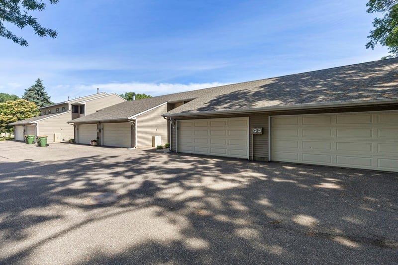 41 Round Lake Trl, Little Canada, MN 55117