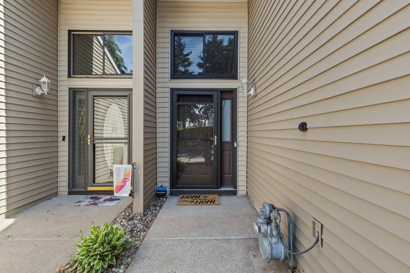 41 Round Lake Trl, Little Canada, MN 55117