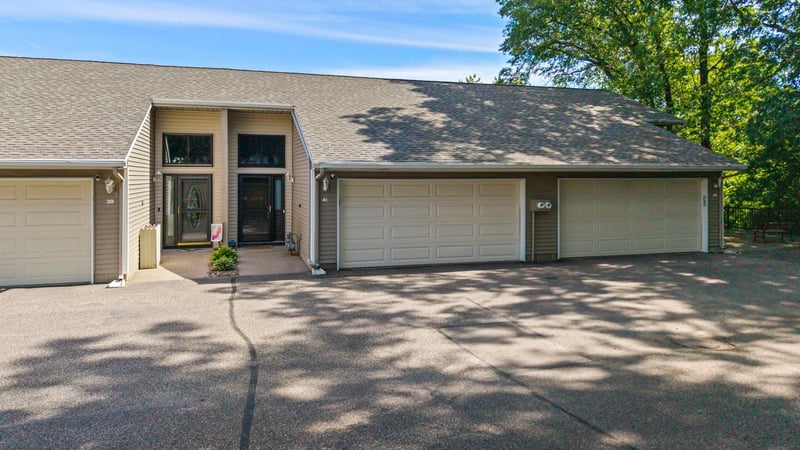 41 Round Lake Trl, Little Canada, MN 55117