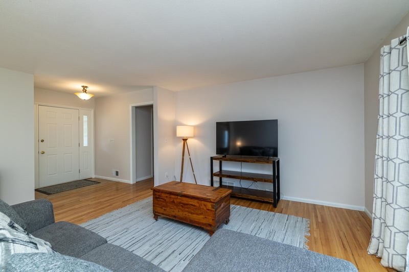 991 Cortland Dr, Apple Valley, MN 55124