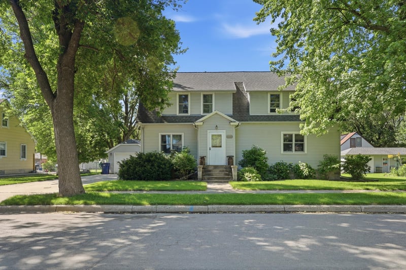 424 E 11th St, Gibbon, MN 55335