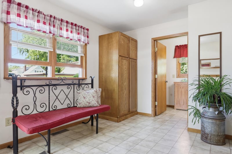 424 E 11th St, Gibbon, MN 55335