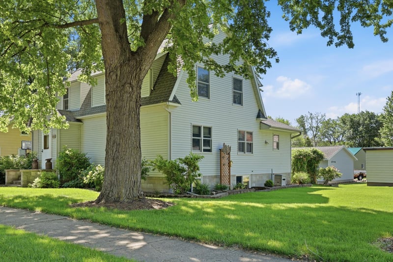 424 E 11th St, Gibbon, MN 55335