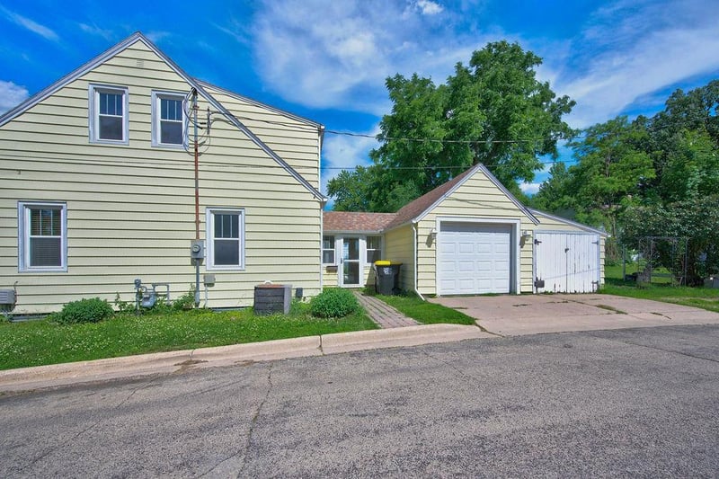325 South St W, Caledonia, MN 55921