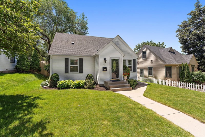 1954 Saunders Ave, Saint Paul, MN 55116