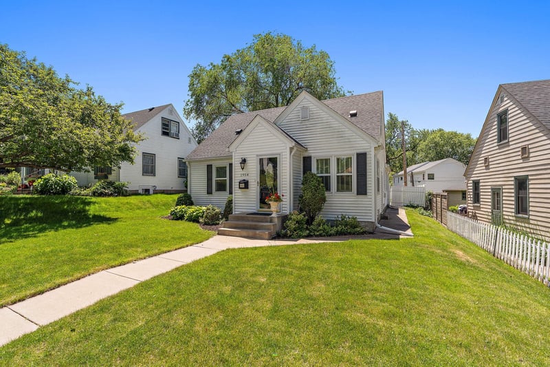 1954 Saunders Ave, Saint Paul, MN 55116