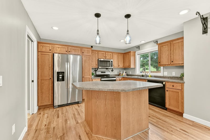 830 8th Ave SW, Pine Island, MN 55963