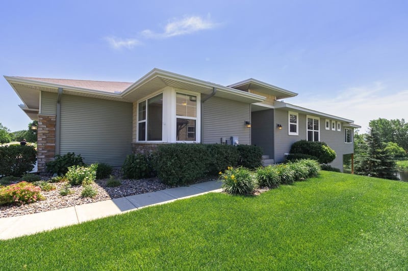 10709 Kingsfield Ln, Woodbury, MN 55129