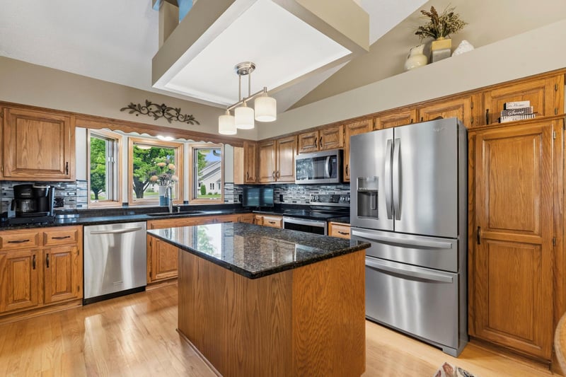 2751 Rivers Bluff Ln, Anoka, MN 55303