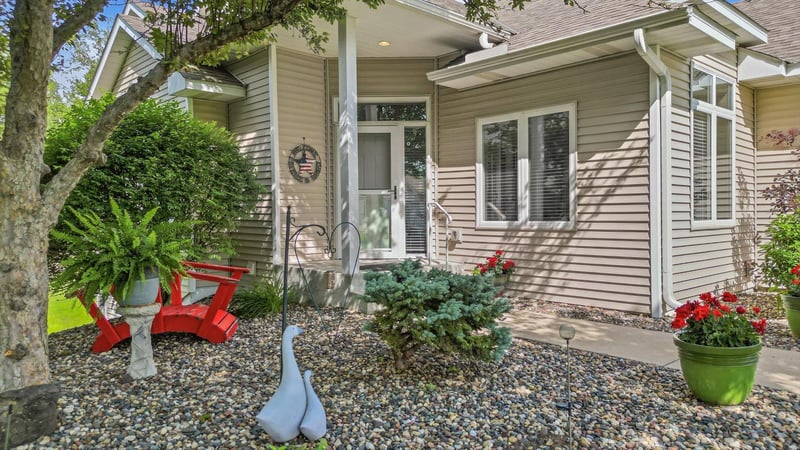 2740 Boulder Dr, Burnsville, MN 55337
