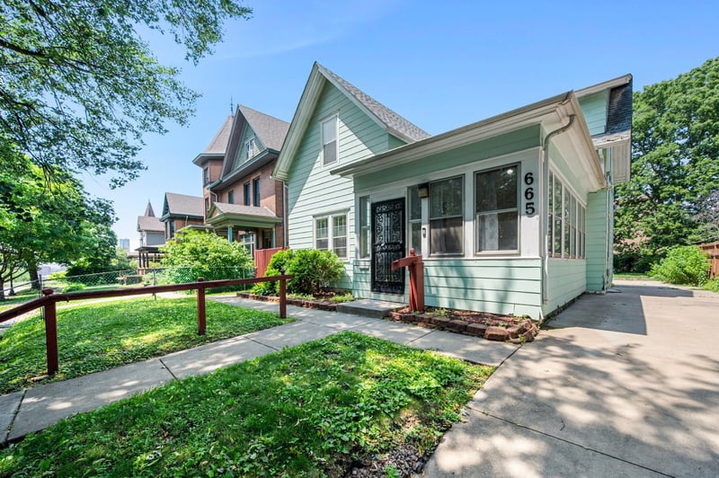 665 5th St E, Saint Paul, MN 55106