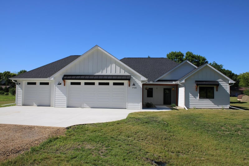 1720 High Tail Ln, Mankato, MN 56001