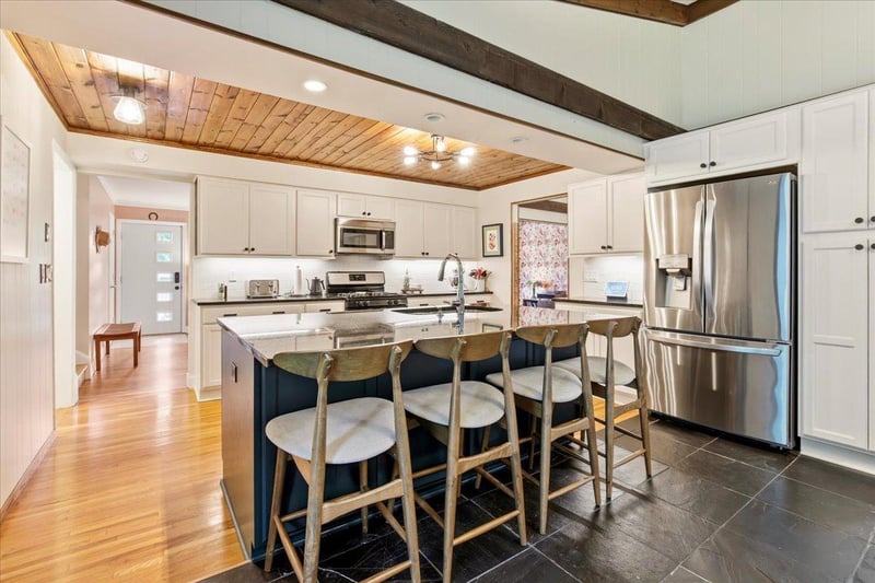 8435 Wesley Dr, Golden Valley, MN 55427