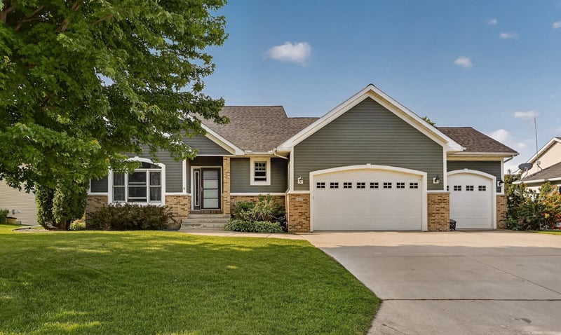 1415 Cottage Ln SE, Owatonna, MN 55060