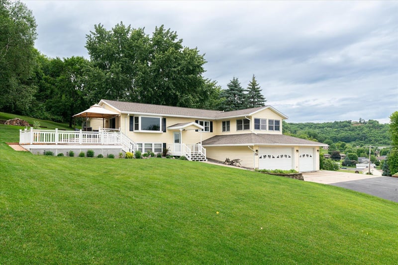 731 N 4th St, La Crescent, MN 55947