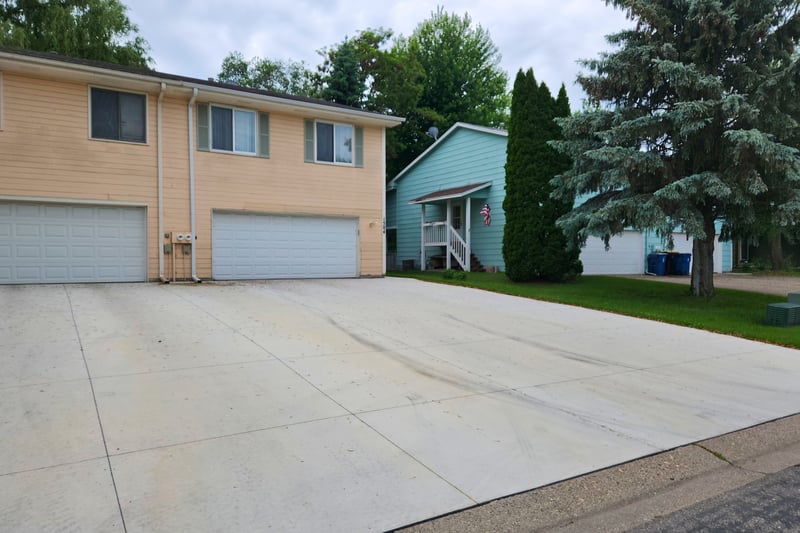 1504 Roundhouse Cir, Shakopee, MN 55379