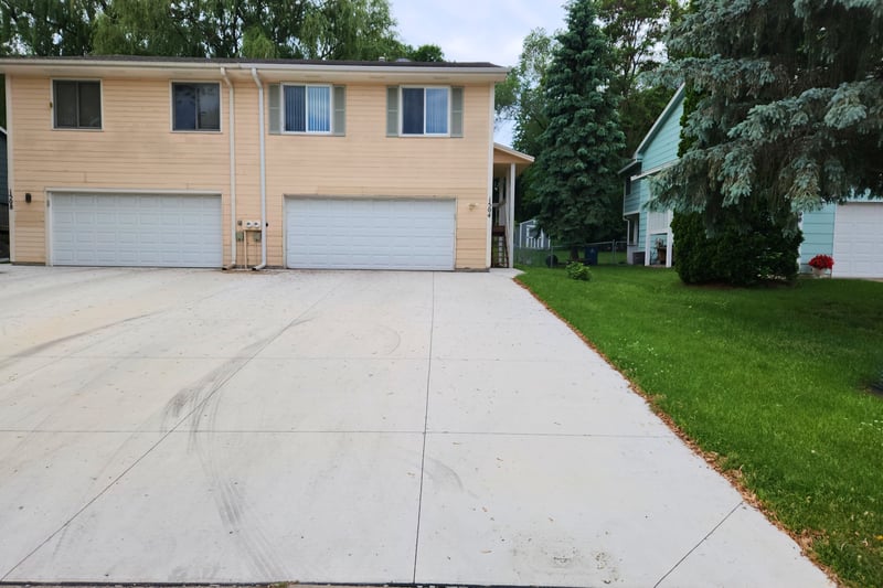 1504 Roundhouse Cir, Shakopee, MN 55379