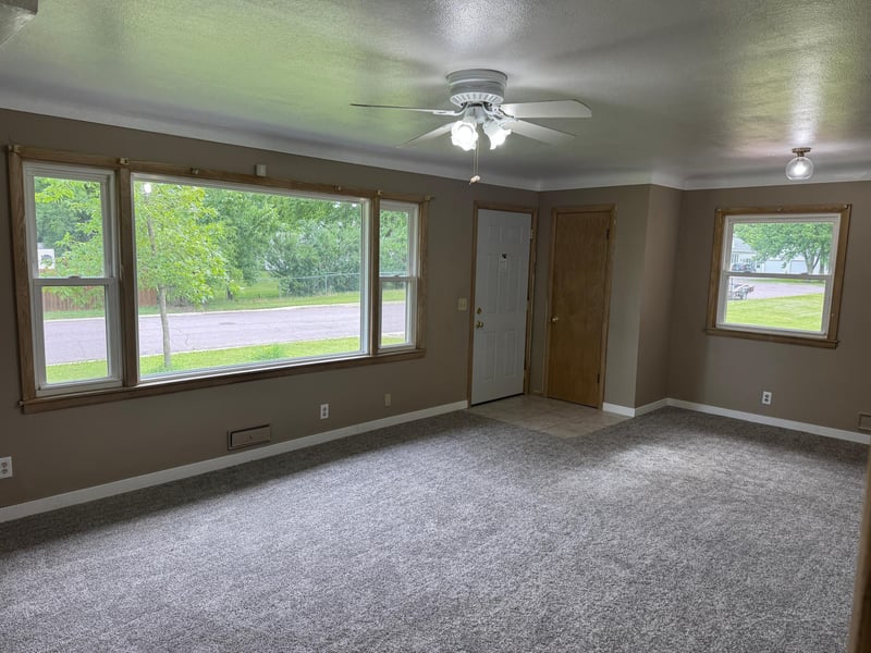 435 W Ottawa St, Le Center, MN 56057