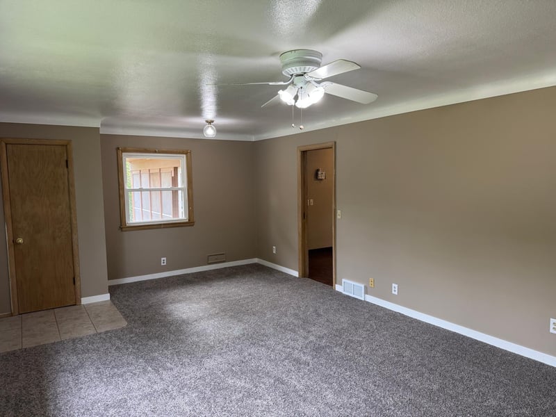 435 W Ottawa St, Le Center, MN 56057