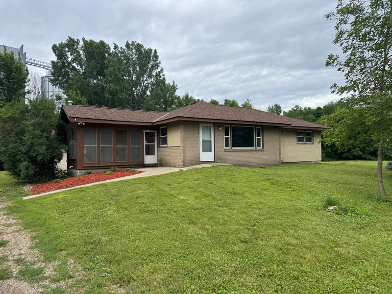 435 W Ottawa St, Le Center, MN 56057