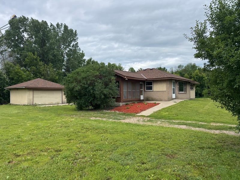 435 W Ottawa St, Le Center, MN 56057
