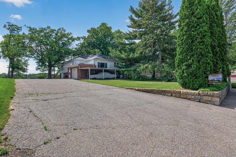 450 W Horseshoe Dr, Shoreview, MN 55126